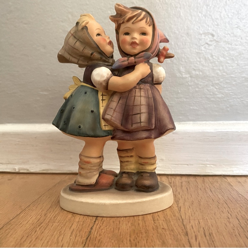 Hummel Ceramic Figurine “Telling Her Secret”, 196/0, 1948, signed